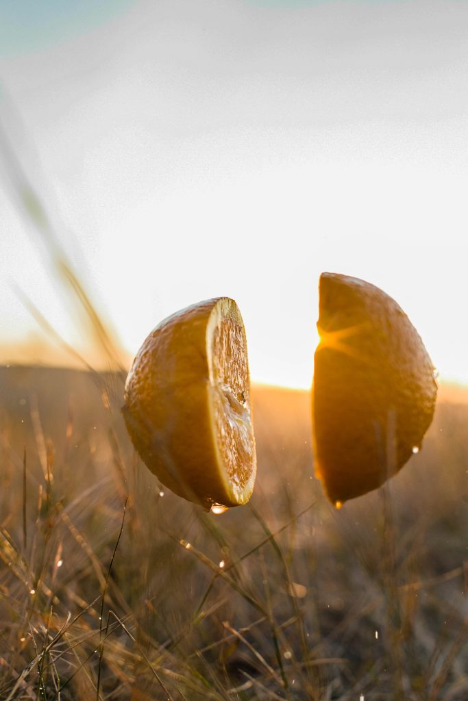 mitad de limones en atardecer